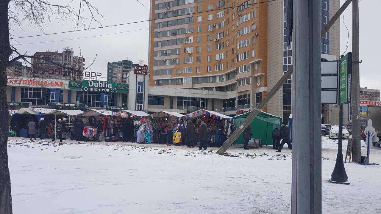 Ярмарка у метро "Проспект Большевиков"